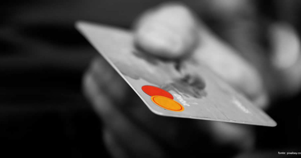 Imagem de capa: Câmara Aprova Taxação de Compras em Sites Como Shein e Aliexpress