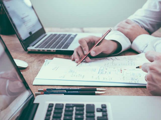 Regras contratuais para empregados domésticos.